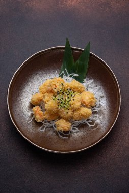 Bir tabakta karides patlamış mısır ve mikroyeşil