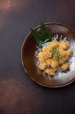 Bir tabakta karides patlamış mısır ve mikroyeşil