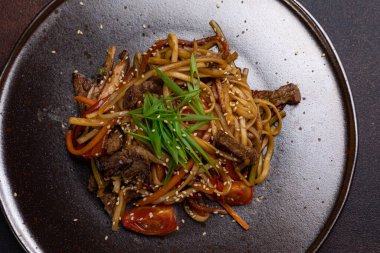 Asya mutfağı. Etli erişte. Tabağa yakın çekim