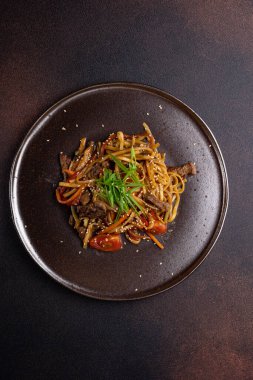 Asya mutfağı. Etli erişte. Tabağa yakın çekim