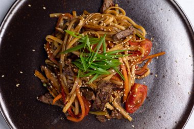 Asya mutfağı. Etli erişte. Tabağa yakın çekim