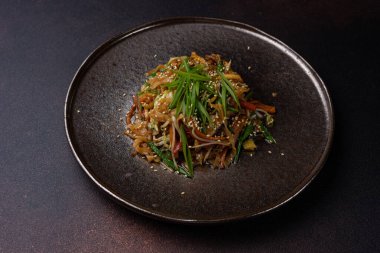 Asya mutfağı. Sebzeli erişte. Yakın plan.