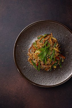 Asya mutfağı. Sebzeli erişte. Yakın plan.