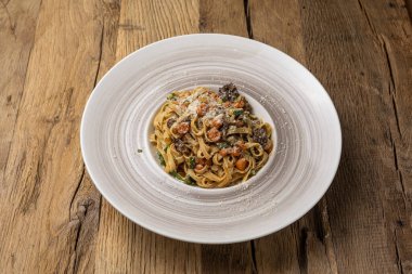 İtalyan mutfağı. Et ve sebzeli makarna. Kapat.