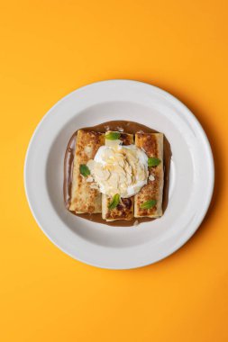 Ukrayna mutfağı. Ekşi kremalı ve bademli gözleme. Yakın plan.