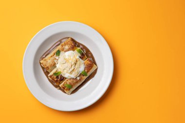 Ukrayna mutfağı. Ekşi kremalı ve bademli gözleme. Yakın plan.