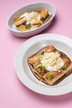 Ukrayna mutfağı. Ekşi kremalı ve bademli gözleme. Yakın plan.