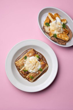 Ukrayna mutfağı. Ekşi kremalı ve bademli gözleme. Yakın plan.