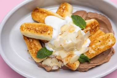 Ukrayna mutfağı. Ekşi kremalı ve bademli gözleme. Yakın plan.