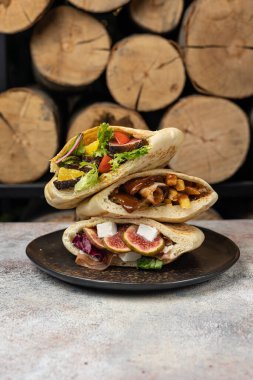 Etli ve peynirli pide.