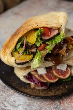 Etli ve peynirli pide.