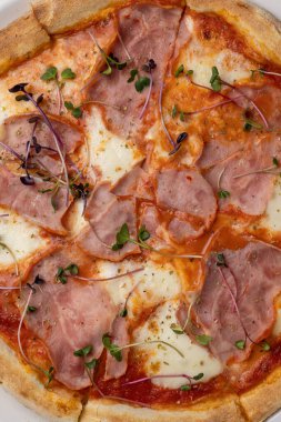 Jambonlu ve peynirli lezzetli pizza.