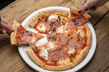 Jambonlu ve peynirli lezzetli pizza.