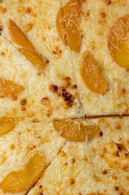 Portakallı ve peynirli lezzetli pizza.