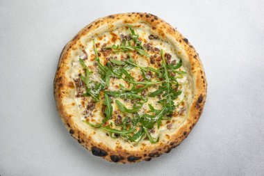 Etli, roka ve peynirli lezzetli pizza.