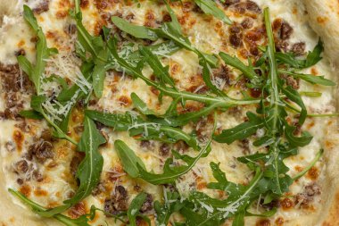 Etli, roka ve peynirli lezzetli pizza.