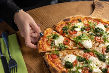 Domatesli ve peynirli margarita pizza.