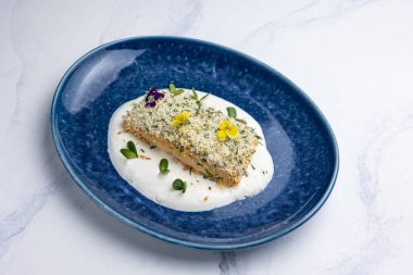 Mavi tabakta fırında somon filetosu.