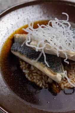 Fırında Dorado filetosu ve risotto.