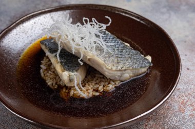 Fırında Dorado filetosu ve risotto.