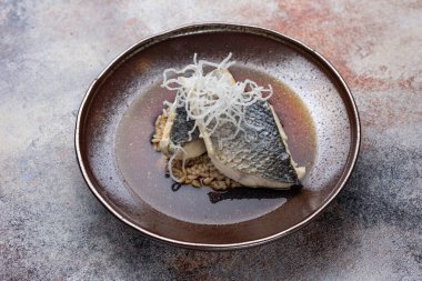 Fırında Dorado filetosu ve risotto.