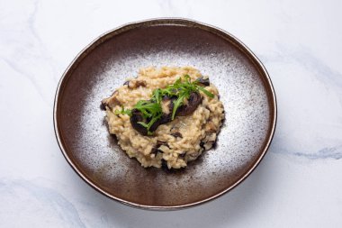 Beyaz arka planda mantarlı risotto..