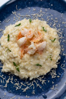 Beyaz arka planda karidesli risotto..