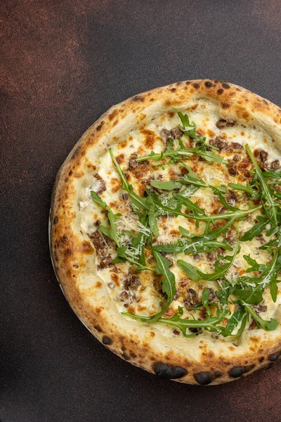 Etli, roka ve peynirli lezzetli pizza.