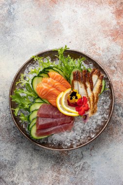 Somon, yılan balığı ve ton balıklı saşimi..