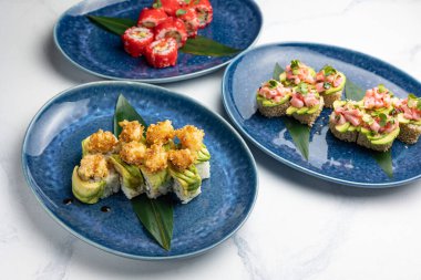 Lezzetli bir Japon yemeği. Avokado, salatalık ve havyarlı rulo.