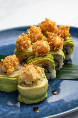 Japon mutfağı. Avokado, yılan balığı ve kızarmış peynirli rulo.