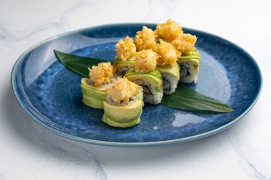 Japon mutfağı. Avokado, yılan balığı ve kızarmış peynirli rulo.