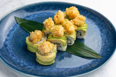 Japon mutfağı. Avokado, yılan balığı ve kızarmış peynirli rulo.