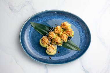 Japon mutfağı. Avokado, yılan balığı ve kızarmış peynirli rulo.