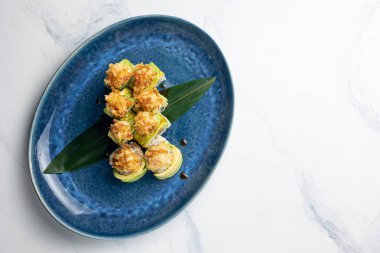 Japon mutfağı. Avokado, yılan balığı ve kızarmış peynirli rulo.