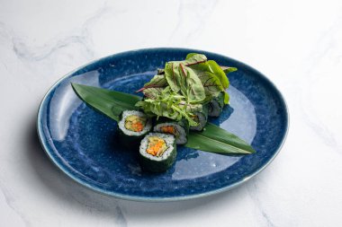 Japon mutfağı. Avokado, ot ve havuçlu vejetaryen börekleri..