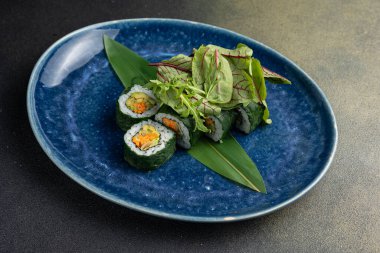 Japon mutfağı. Avokado, ot ve havuçlu vejetaryen börekleri..