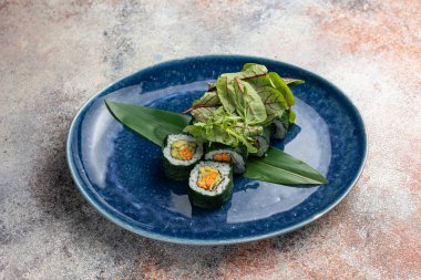 Japon mutfağı. Avokado, ot ve havuçlu vejetaryen börekleri..