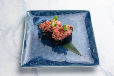 Japon mutfağı. Mavi tabakta Gunkan