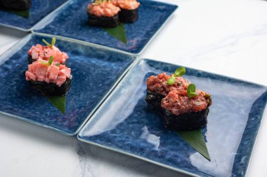 Japon mutfağı. Mavi tabakta Gunkan