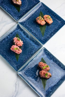 Japon mutfağı. Mavi tabakta Gunkan