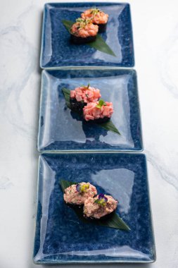 Japon mutfağı. Mavi tabakta Gunkan