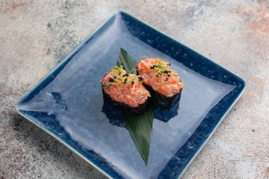 Japon mutfağı. Mavi tabakta Gunkan