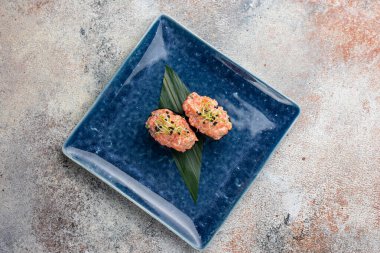 Japon mutfağı. Mavi tabakta Gunkan