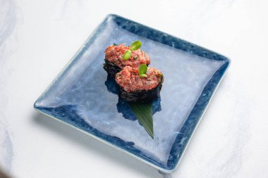 Japon mutfağı. Mavi tabakta Gunkan