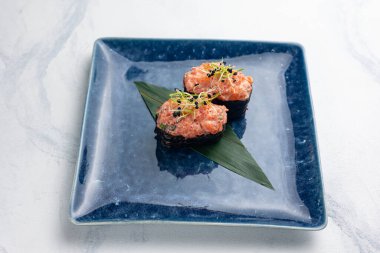 Japon mutfağı. Mavi tabakta Gunkan