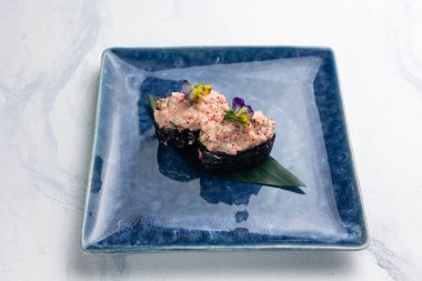 Japon mutfağı. Mavi tabakta Gunkan