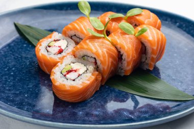 Japon mutfağı. Somonlu lezzetli börekler.