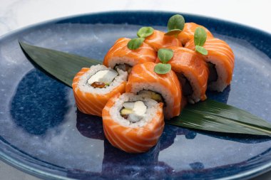 Japon mutfağı. Somonlu lezzetli börekler.