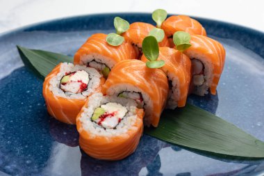 Japon mutfağı. Somonlu lezzetli börekler.